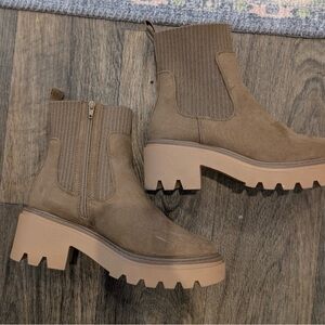 Universal thread boots. Comfy. Worn once. Message me with an offer! Size 10.